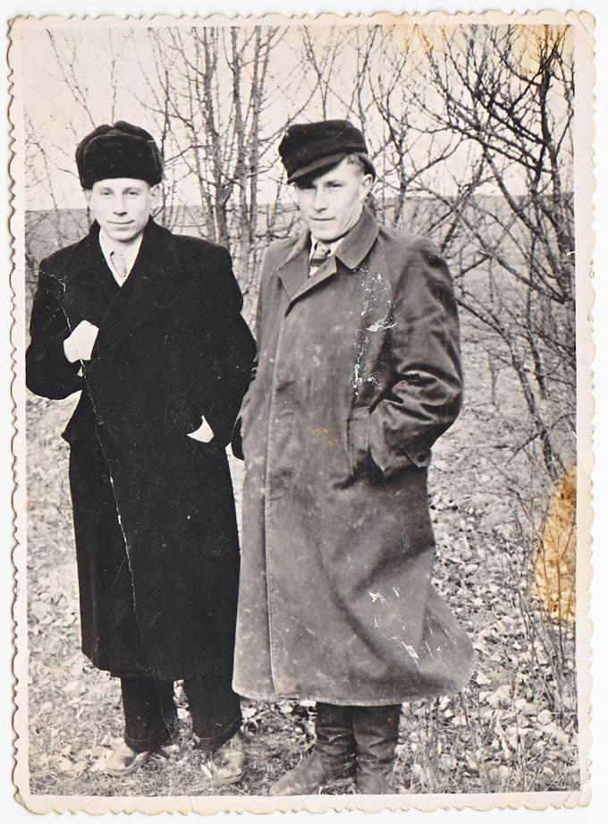 Juozapas Mikalajūnas ir Vytautas Kazilionis Pamiškių kaimo laukuose